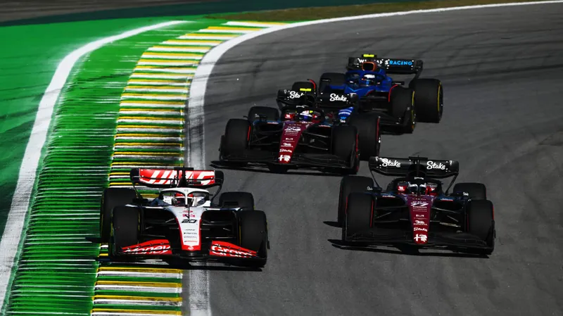 Norris brilla en el Sprint de Sao Paulo, superando a Piastri en un emocionante duelo de McLaren