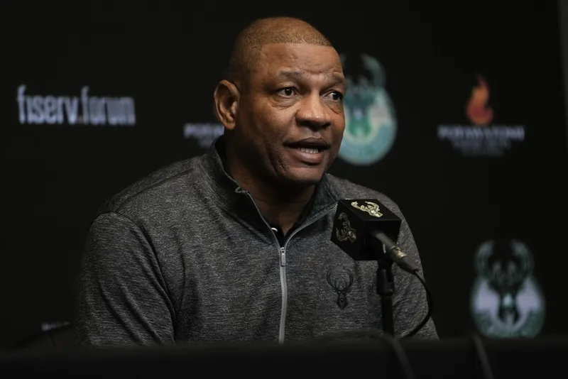 Doc Rivers explica por qué los Bucks están dejando en el banquillo a Khris Middleton a pesar de sus impresionantes estadísticas como titular