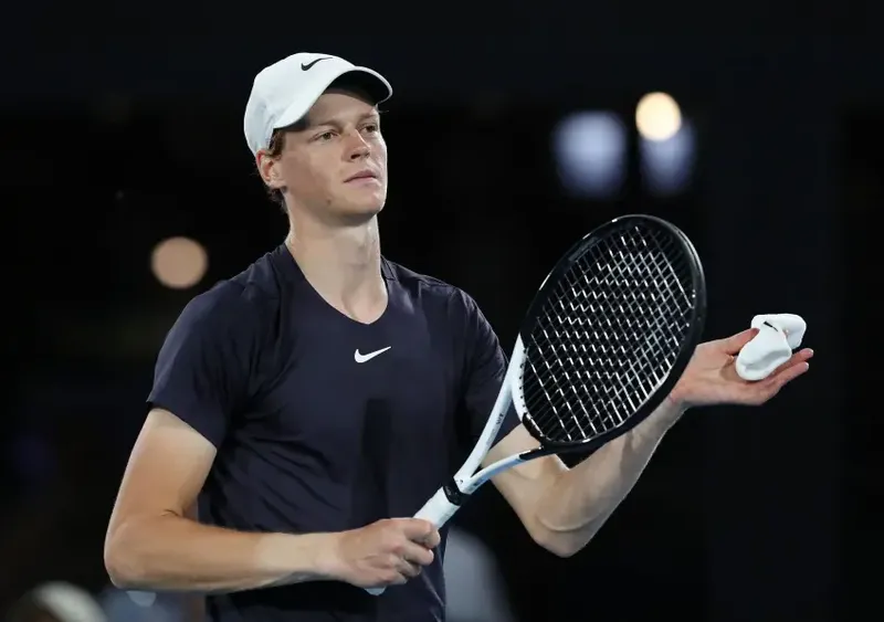 Jannik Sinner supera a Tristan Schoolkate en Melbourne: Resumen del ATP Tour de Tenis