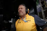 Zak Brown, jefe de McLaren, apoya la implementación de comisarios de F1 a tiempo completo tras el incidente con Johnny Herbert