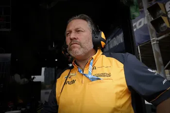 Zak Brown, jefe de McLaren, apoya la implementación de comisarios de F1 a tiempo completo tras el incidente con Johnny Herbert