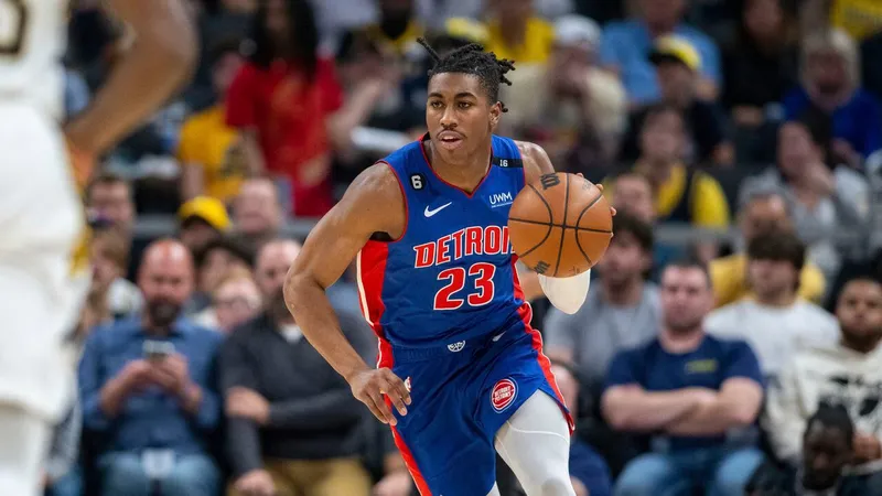 Jaden Ivey, escolta de los Pistons, es retirado en camilla tras sufrir una lesión en la pierna contra los Magic