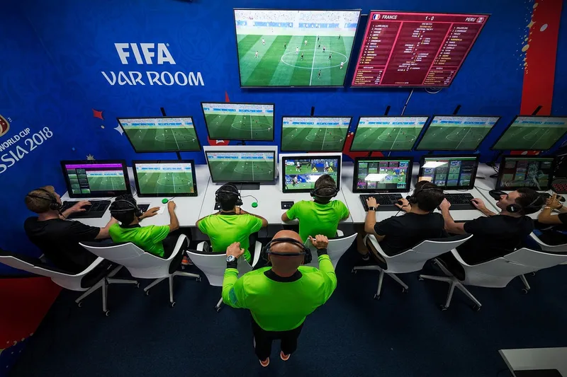 VAR: La IFAB amplía las pruebas de sistemas alternativos para el arbitraje