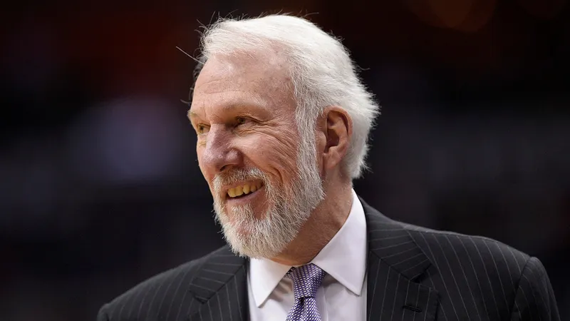 El entrenador de los Spurs, Gregg Popovich, sufre un leve derrame cerebral