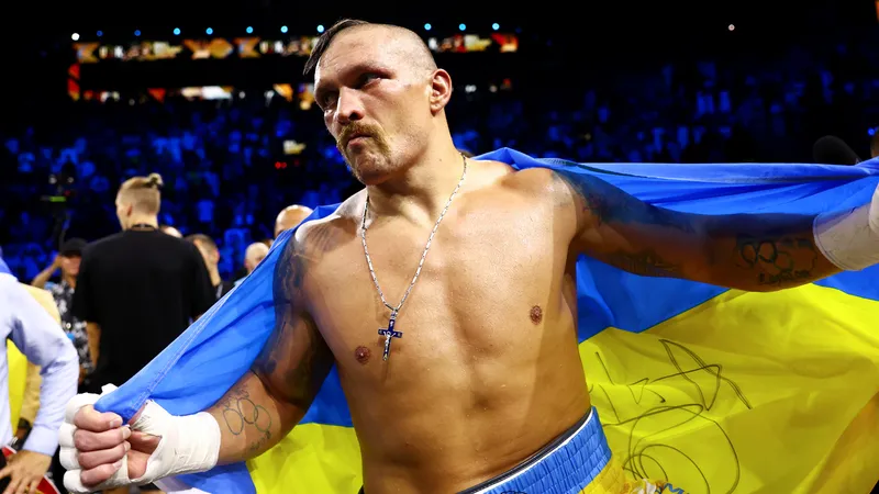 Usyk podría pelear contra el ganador de Billam-Smith y Ramírez, según De La Hoya