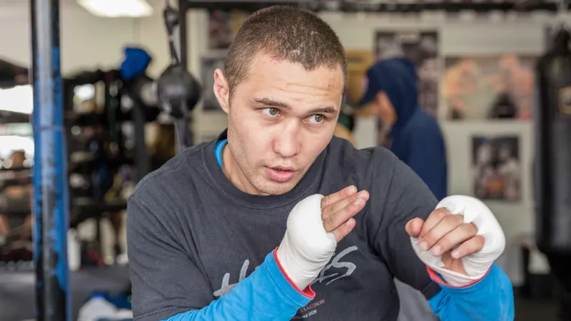 Adam Azim y Sergey Lipinets logran dar el peso para su combate de peso superligero