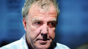 "Mercedes patrocina a Jeremy Clarkson en una imagen satírica de Lewis Hamilton"