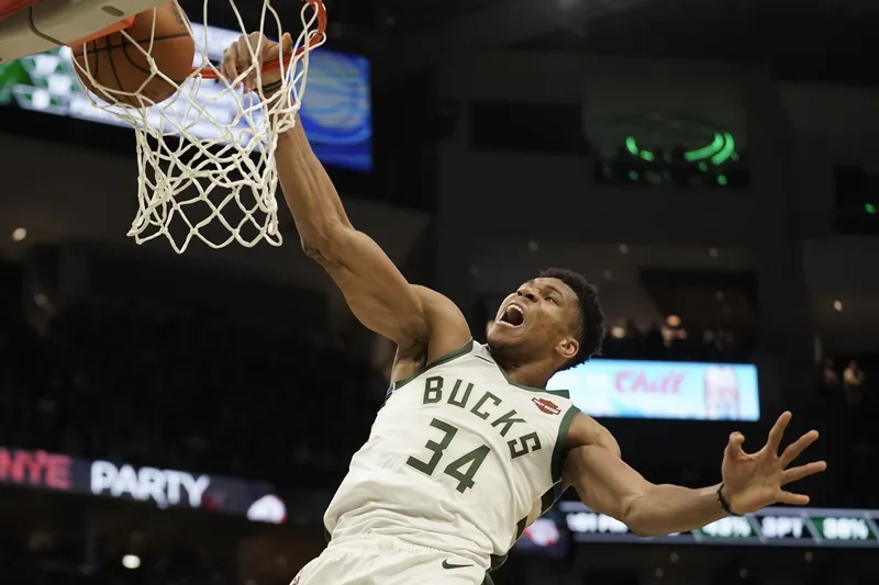 Giannis Antetokounmpo de los Bucks se pierde partidos por hinchazón en la rodilla