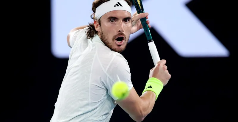 Tsitsipas se esfuerza al máximo y avanza a los cuartos de final en París