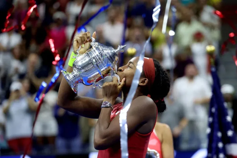 Coco Gauff Rinde Homenaje a su Patrocinador de $4.3 Mil Millones con un Elegante Reconocimiento a su Récord Exclusivo en el Tenis