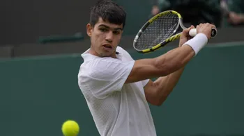 "Alcaraz conquista su primer título en pista cubierta al vencer a De Minaur en Rotterdam"