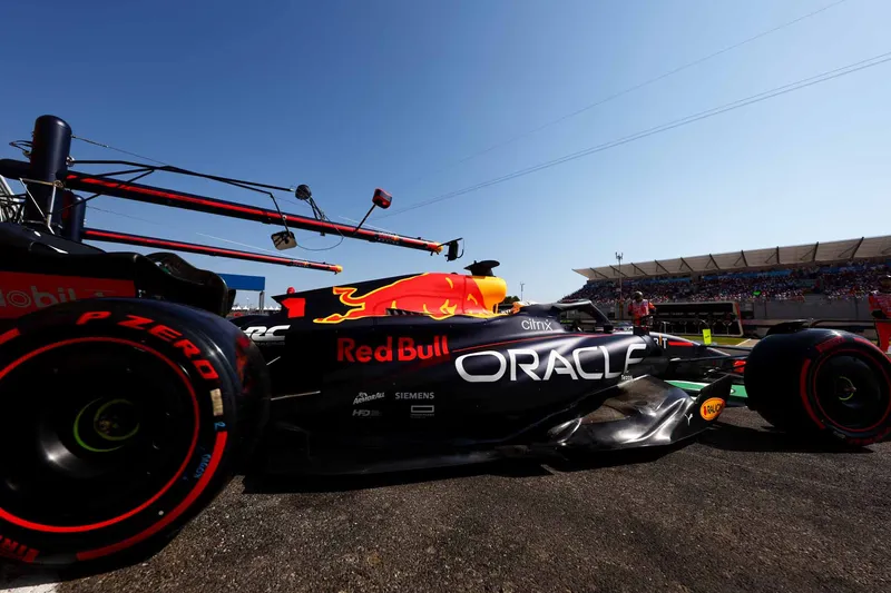 Red Bull podría fichar a DOS pilotos en 2025 para reemplazar a Pérez