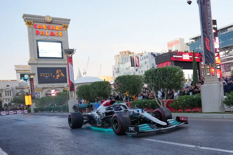 ¡Russell se lleva la pole en el GP de Las Vegas, superando a Sainz y Gasly!