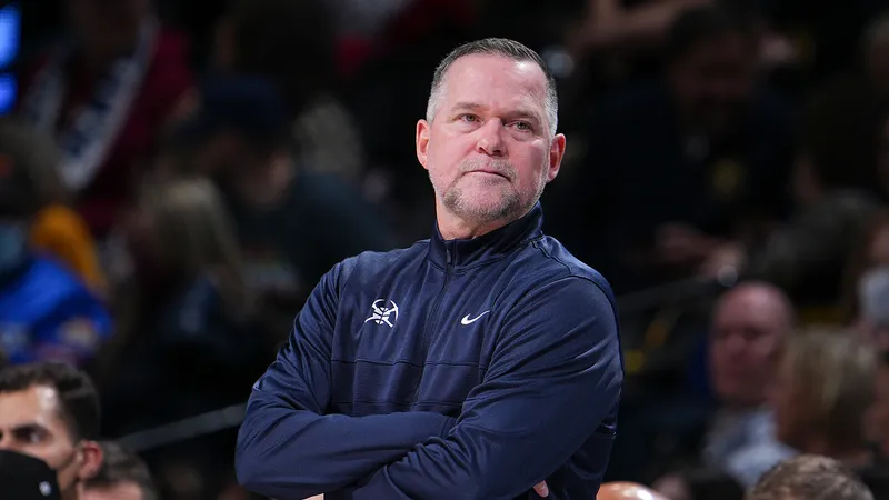 Michael Malone critica a los Nuggets tras la aplastante derrota ante los Knicks: 'Sería genial jugar como si realmente importara'