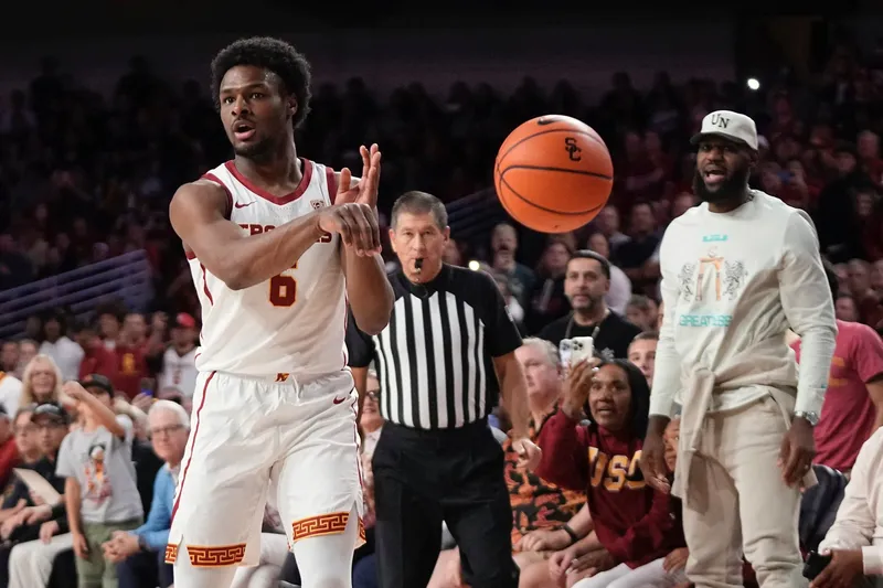 Bronny James debuta en la G League con victoria convincente de los South Bay Lakers, ¡LeBron y Davis presentes!