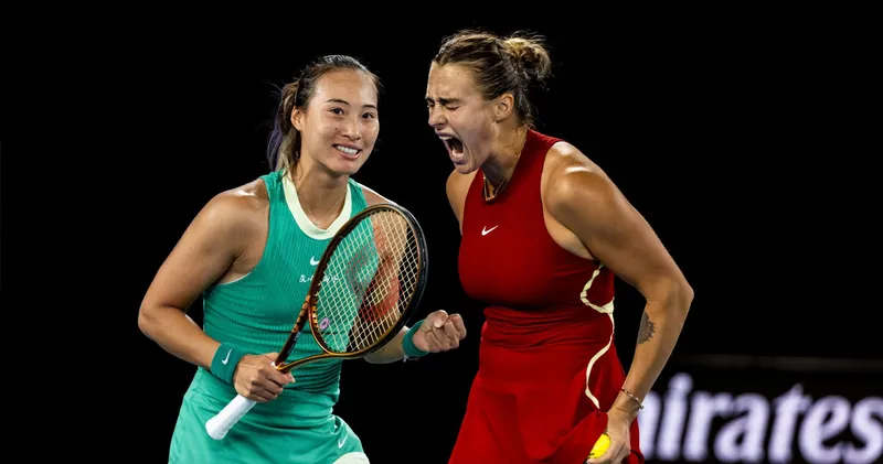 Sabalenka vence a Zheng y se acerca al título de No. 1 del año en las WTA Finals