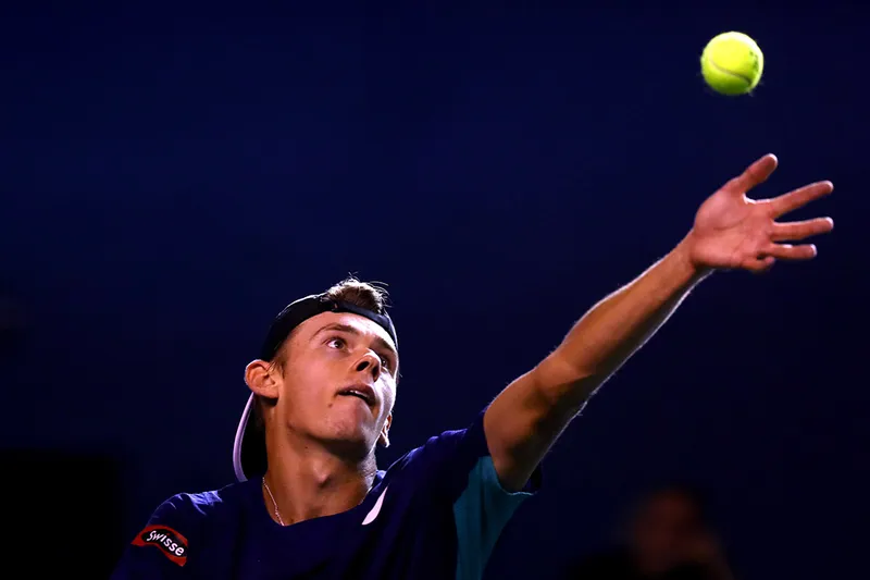 De Minaur avanza a los octavos de final en el Masters de París