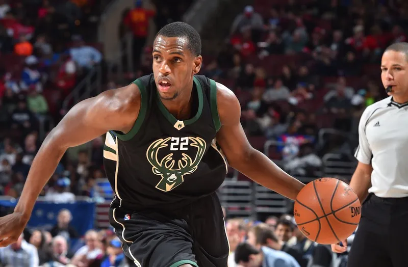 ¿Por qué los Bucks estarían sentando a Khris Middleton a pesar de sus impresionantes estadísticas como titular?