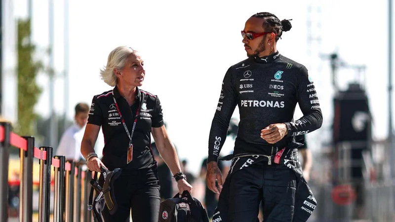 Noticias de F1 Hoy: Impactante Reencuentro entre Hamilton y Cullen tras el Comunicado Oficial de Mercedes