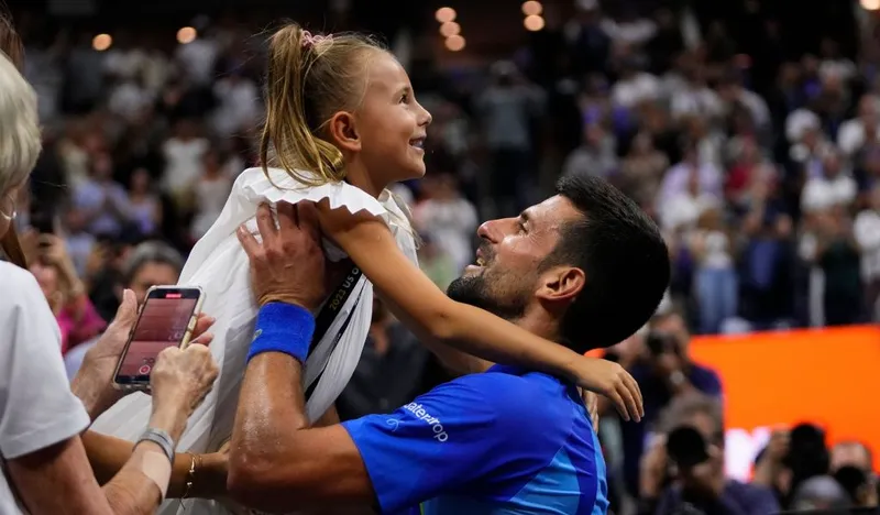 El Equipo de Novak Djokovic Protege a Stefan y Tara del Espectáculo con una Estrategia Inteligente en el Abierto de Australia