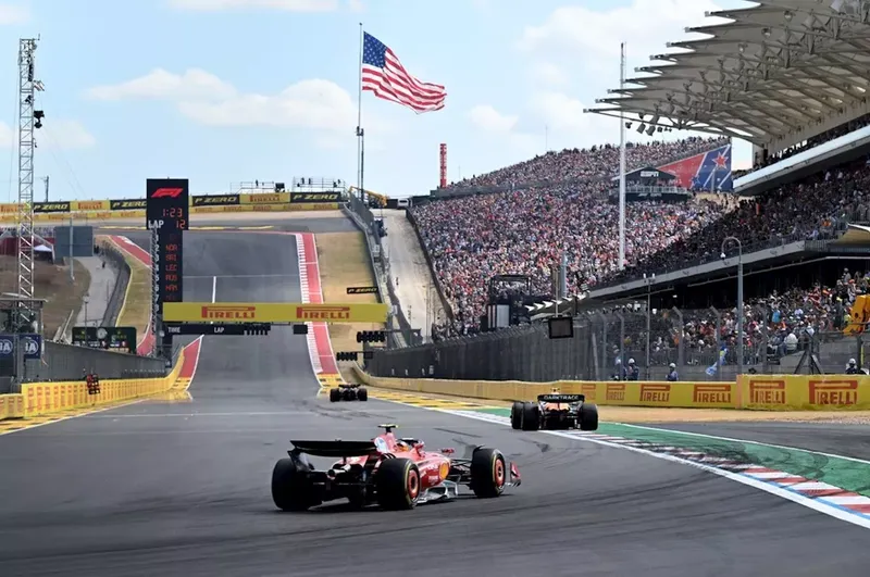 Leclerc llamado por la FIA por insultos en conferencia de prensa de F1