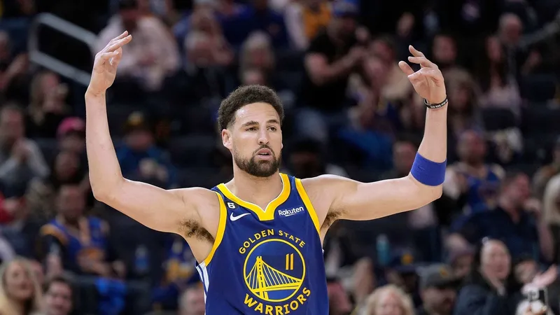 Klay Thompson rompe récord de triples del equipo en su debut contra los Mavs