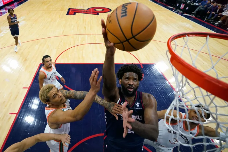 ¡Tensión en la cancha! Joel Embiid empuja a un reportero en un altercado candente