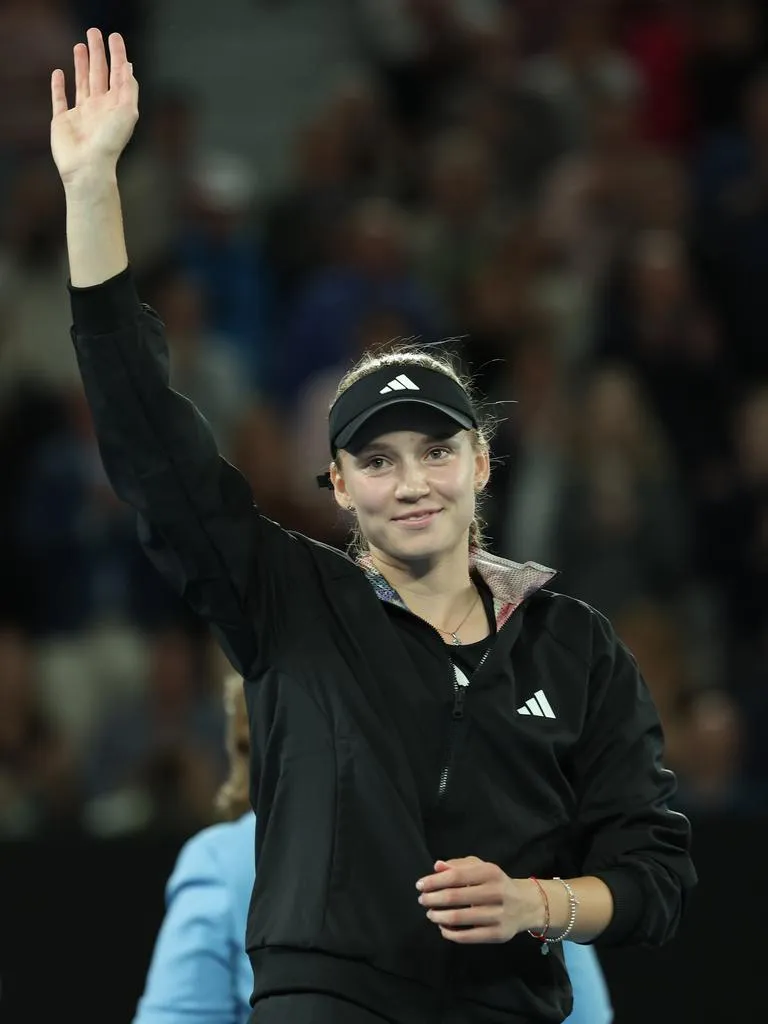 Elena Rybakina Enfrenta Lesión y Tensión en el Abierto de Australia Bajo el Intenso Sol de Melbourne