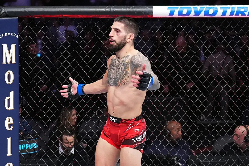 Ilia Topuria, campeón de la UFC, sugiere dejar su título y busca pelear contra Charles Oliveira en peso ligero