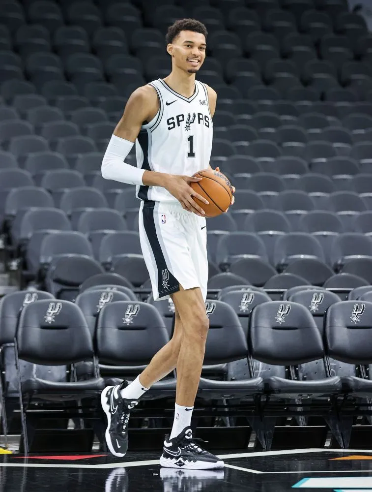 Camiseta de los Spurs usada por Victor Wembanyama en intercambio viral con un joven fan se subasta