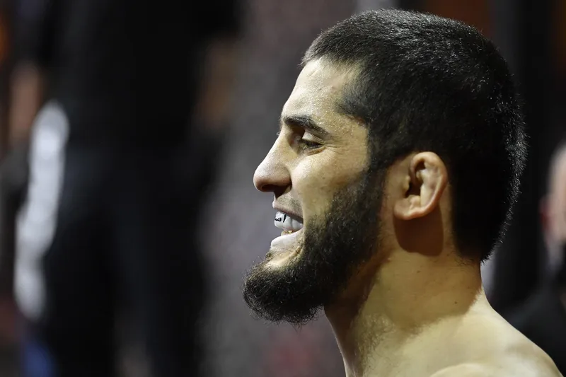 Islam Makhachev, campeón de la UFC, revela errores en su victoria sobre Dustin Poirier