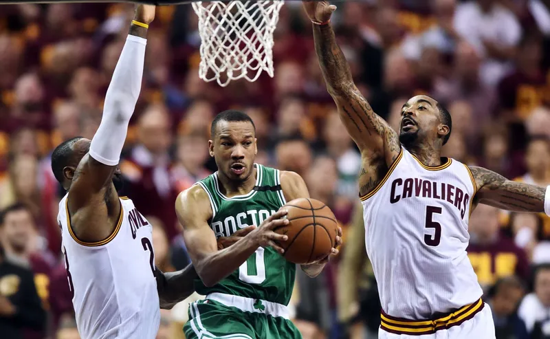 ¡Los Celtics rompen la racha de 15 victorias de los Cavaliers al ganar 120-117!