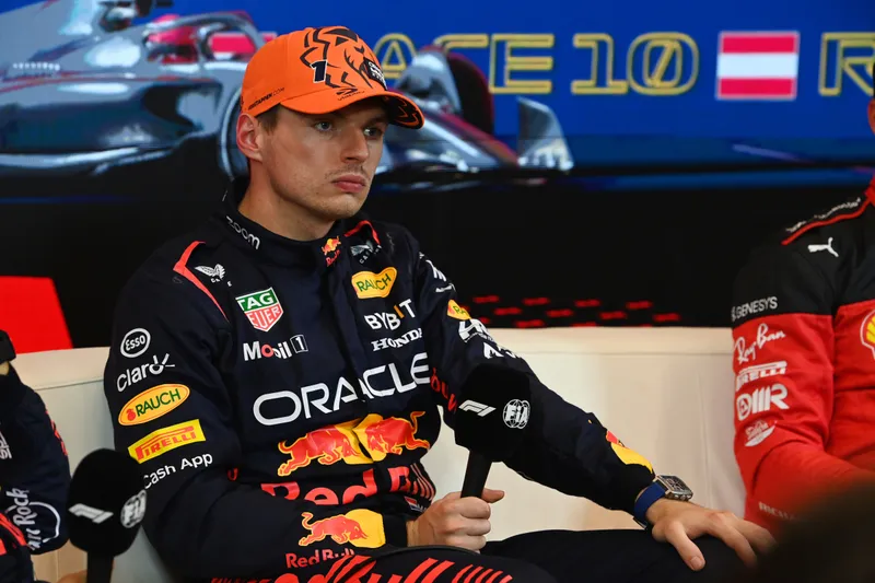 Verstappen analiza un incidente 'muy RARO' en la F1