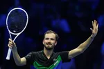 "Daniil Medvedev supera al potente sacador Giovanni Mpetshi Perricard y avanza a los cuartos de final en Dubái"