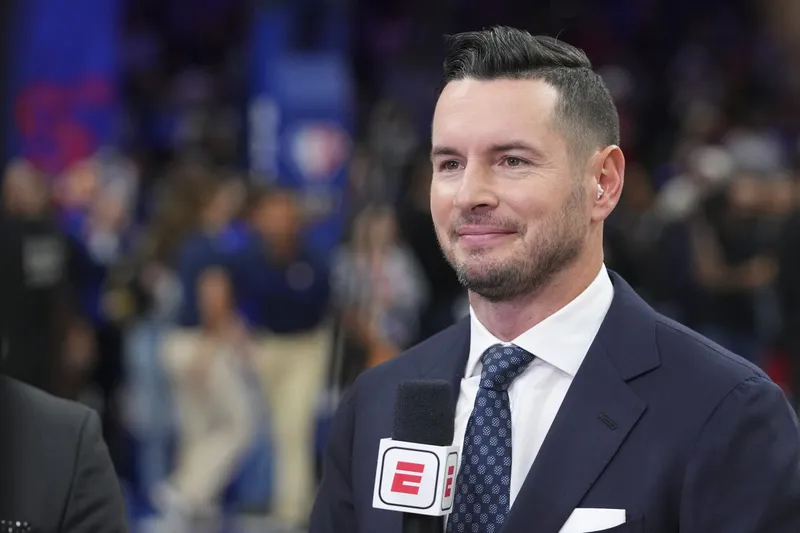 El entrenador de los Lakers, JJ Redick, no sabe cuándo regresará LeBron James