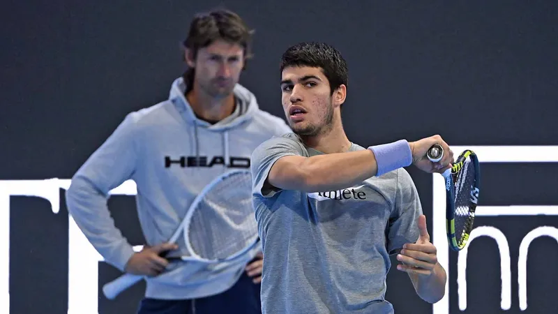 Juan Carlos Ferrero, el entrenador de Carlos Alcaraz, se esfuerza al máximo en la preparación para el Abierto de Australia 2025