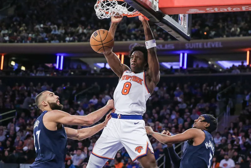 ¡Increíble momento en el Madison Square Garden! Anunoby de los Knicks casi choca con Anne Hathaway persiguiendo un pase desviado