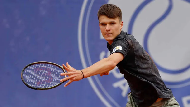 Arthur Fils vs. Jakub Mensik: Un Duelo de Altas Apuestas en el ATP Tour de Tenis