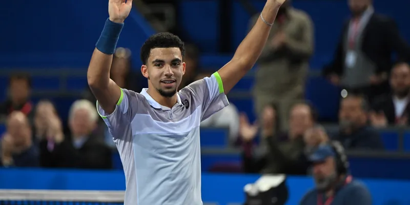 Arthur Fils se lleva el gran premio ATP tras vencer a Stefanos Tsitsipas en el Abierto de Basilea