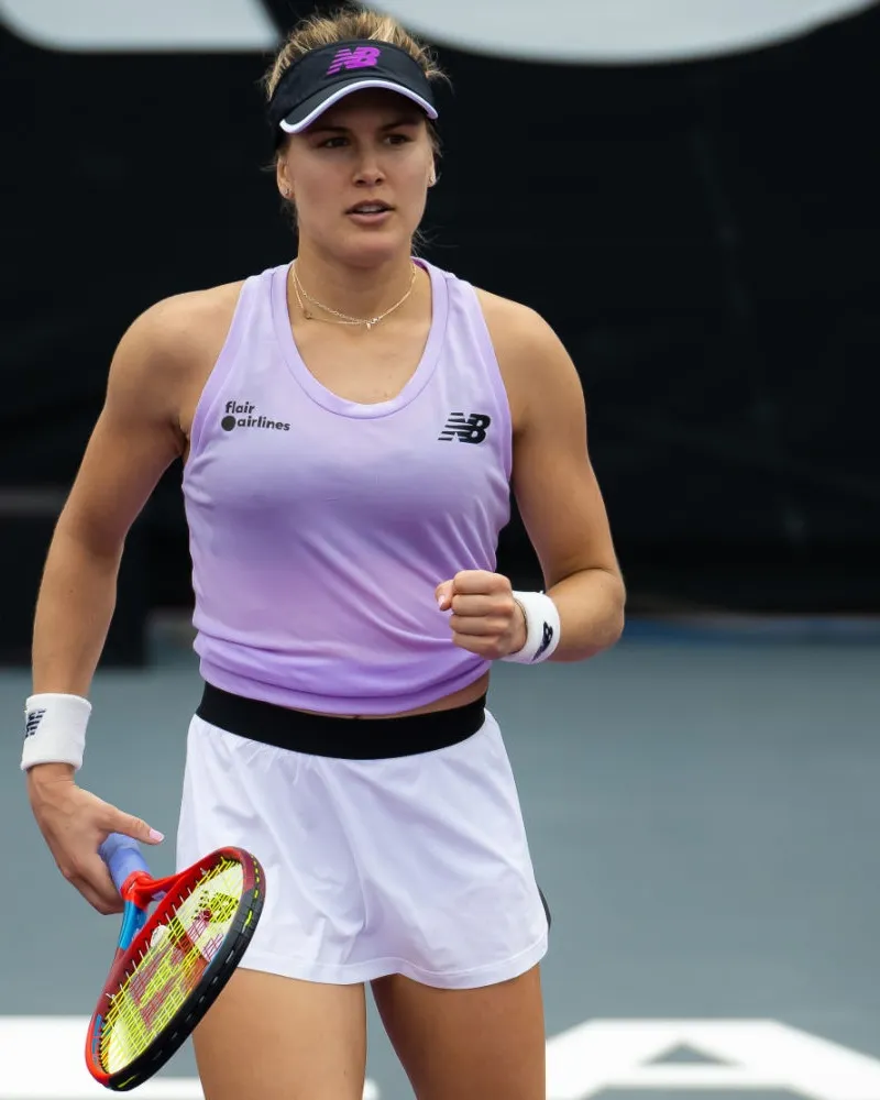 Eugenie Bouchard Deslumbra como Santa Claus en un Emotivo Acto de Solidaridad y Elegancia