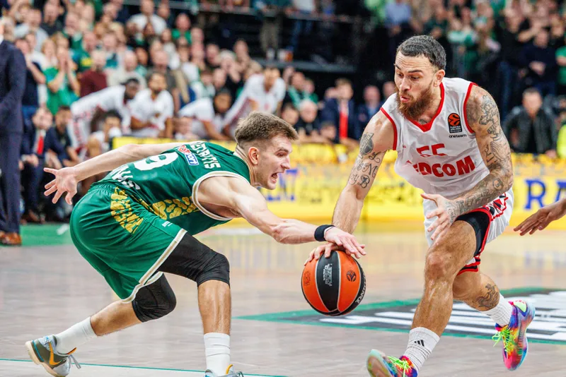 Mike James lanza un dardo a Dovydas Giedraitis de Zalgiris, ¡y él no se queda callado!