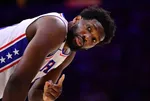 Joel Embiid admite que las lesiones lo están frenando: "Es frustrante"