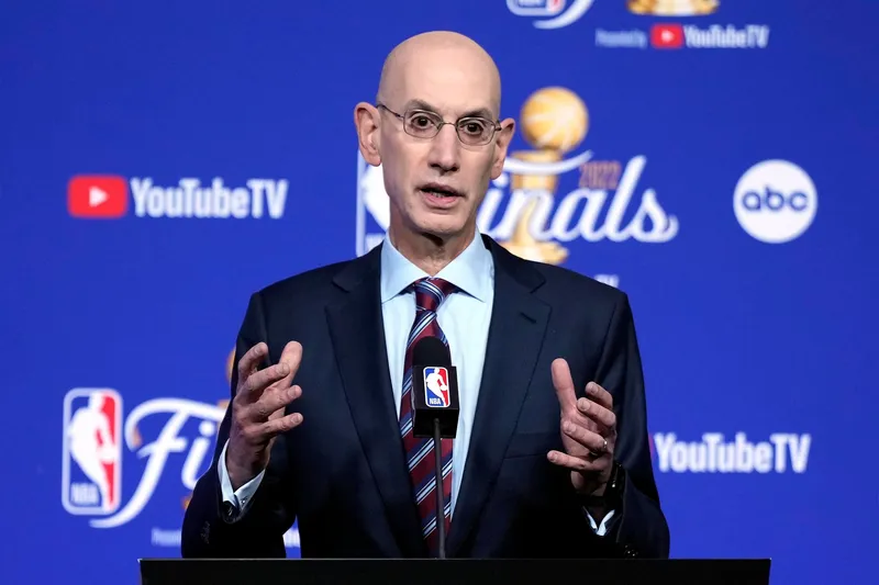 El comisionado de la NBA, Adam Silver, tiene razón: Mover la línea de 3 puntos no mejorará el estilo de juego