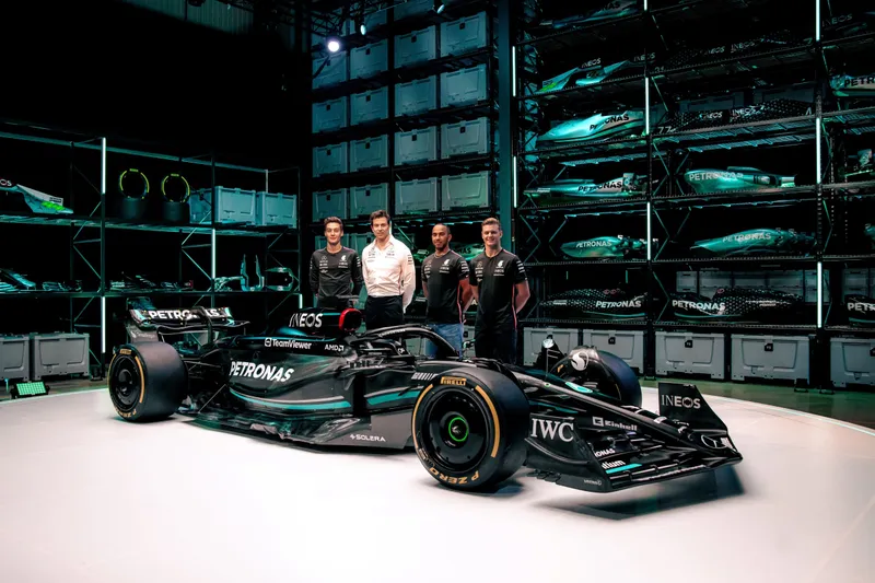 Mercedes W15 decepciona mientras Hamilton señala un comportamiento 