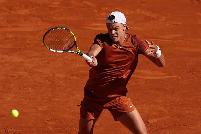 Rune supera a De Minaur y se une a Zverev en las semifinales de París