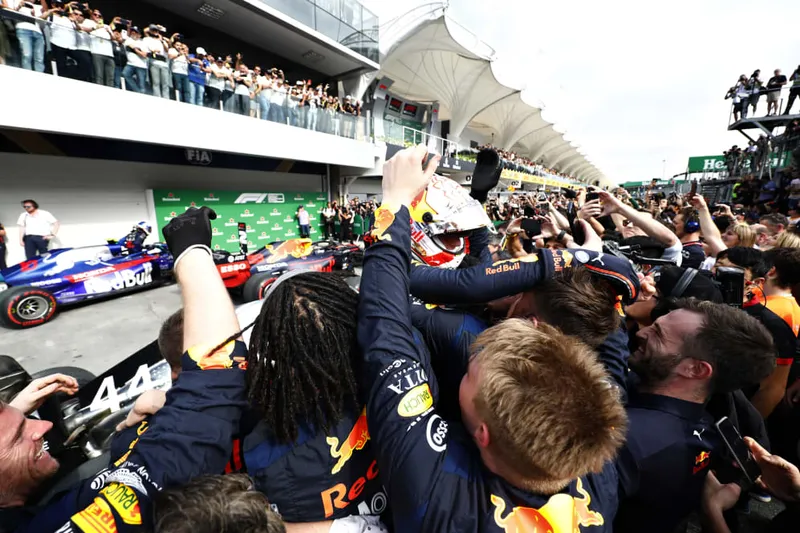 Verstappen ante un nuevo desafío con los comisarios en Brasil