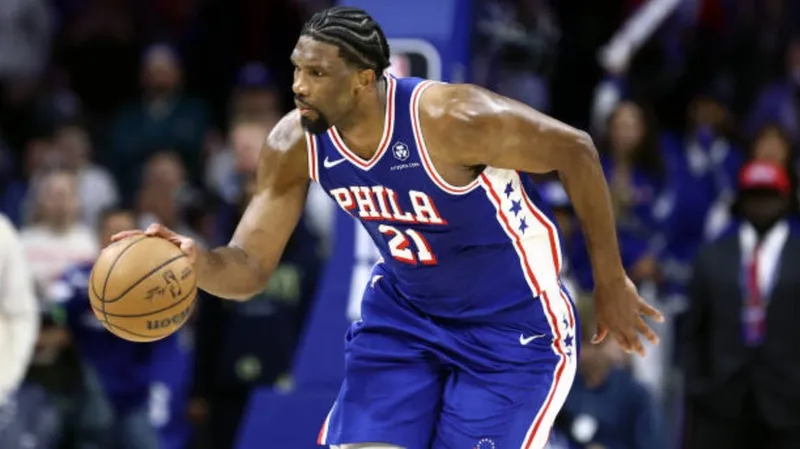 NBA multa a los 76ers con $100,000 por declaraciones engañosas sobre la salud de Joel Embiid