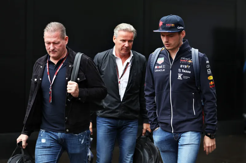 Verstappen pide a los comisarios de la FIA que dejen de hablar con la prensa