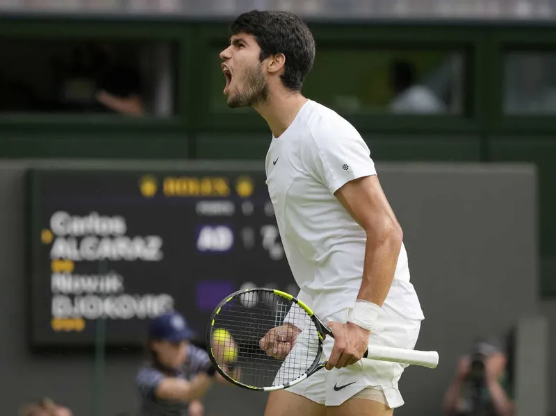 Novak Djokovic arrasa a Carlos Alcaraz y se prepara para enfrentar a Alexander Zverev en las semifinales del Abierto de Australia