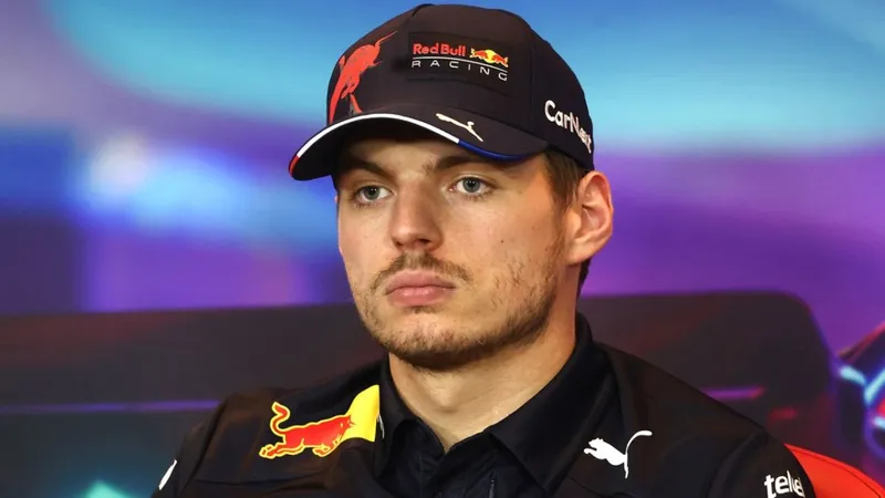 Verstappen se ríe de las sanciones de la FIA tras el 'troleo' en vivo de un comisario